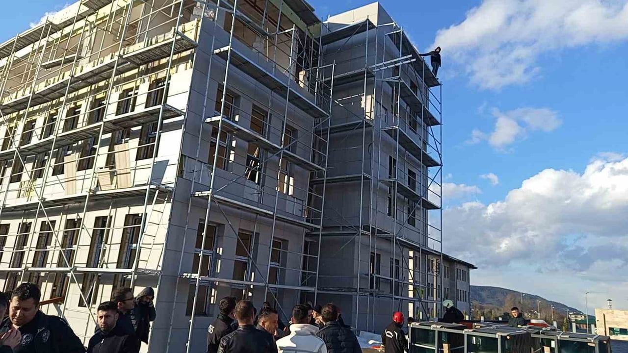 Çaycuma'da alacağını tahsil edemediğini iddia eden işçi 3. kat iskeleye çıktı, 1 saatte ikna edildi