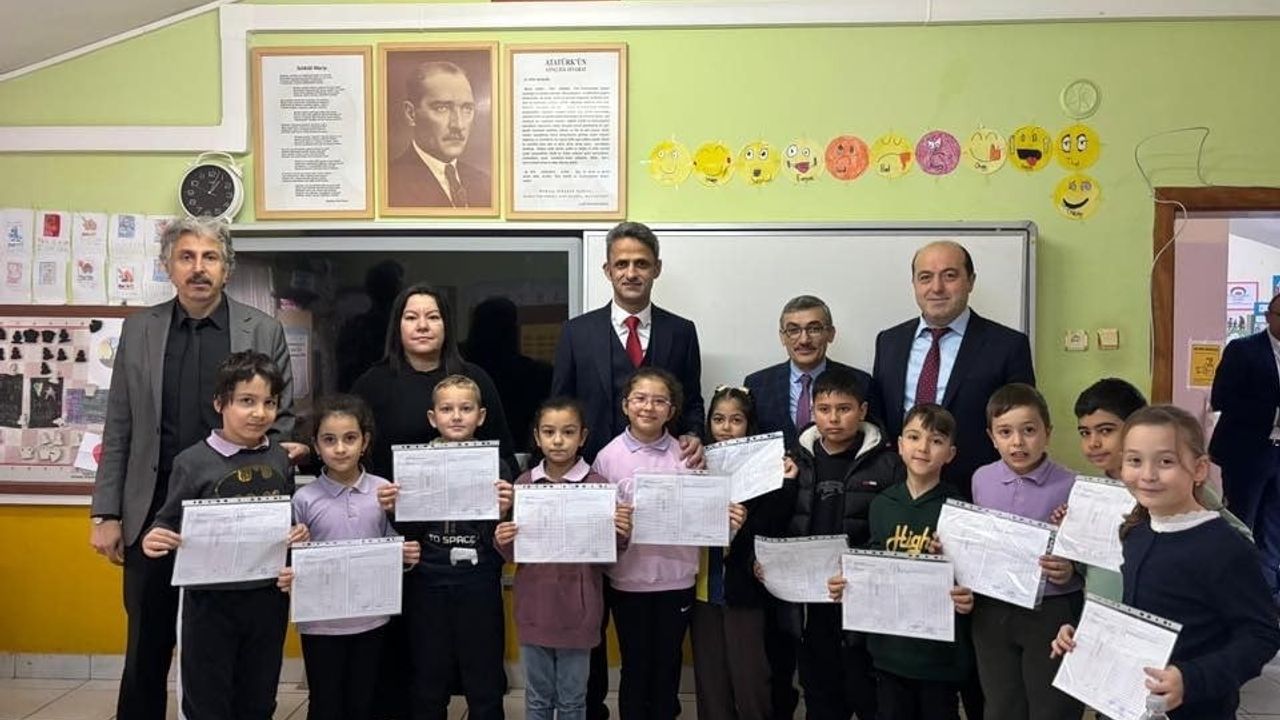 Çaycuma'da Kaymakam Adem Kaya öğrencilere karnelerini verdi
