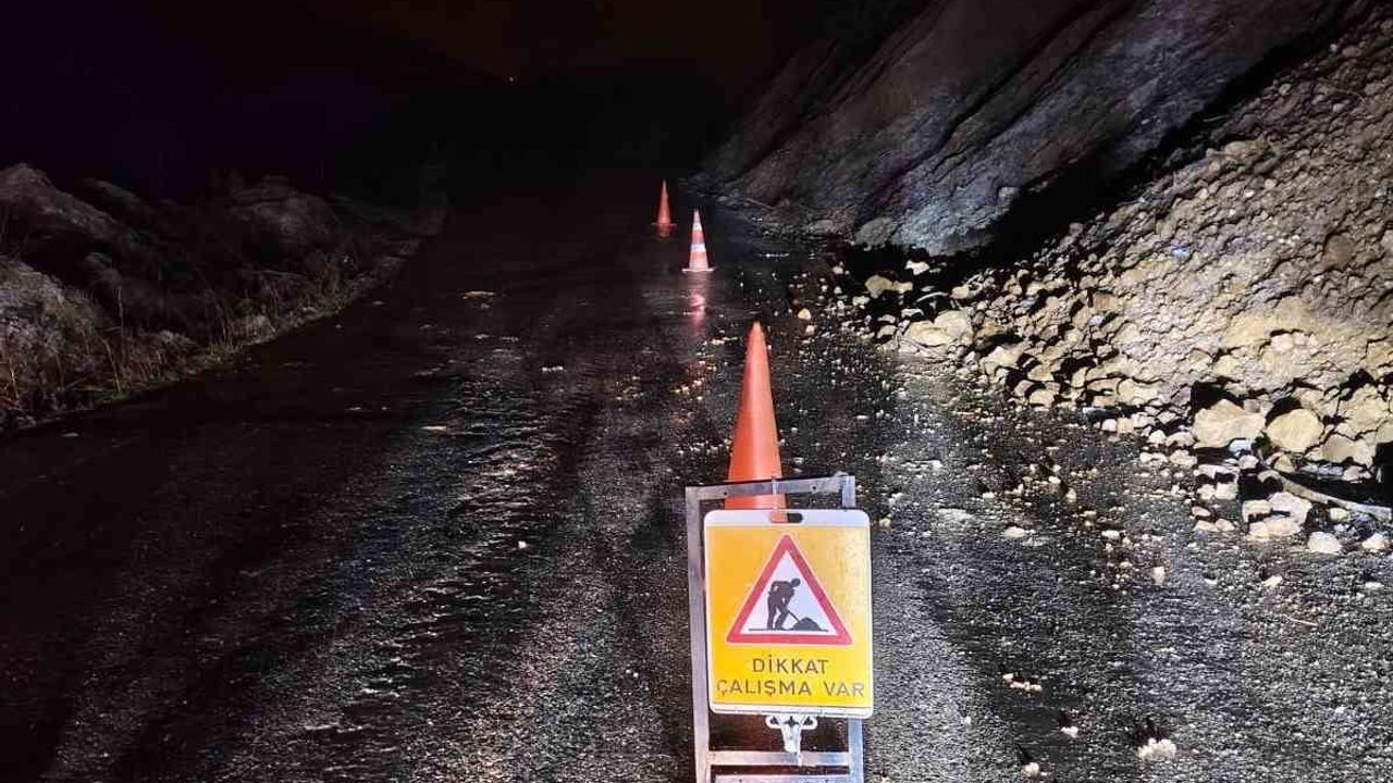 Çaycuma Dereköseler Çiftlik Mevkiinde Heyelan Yolunu Kapattı