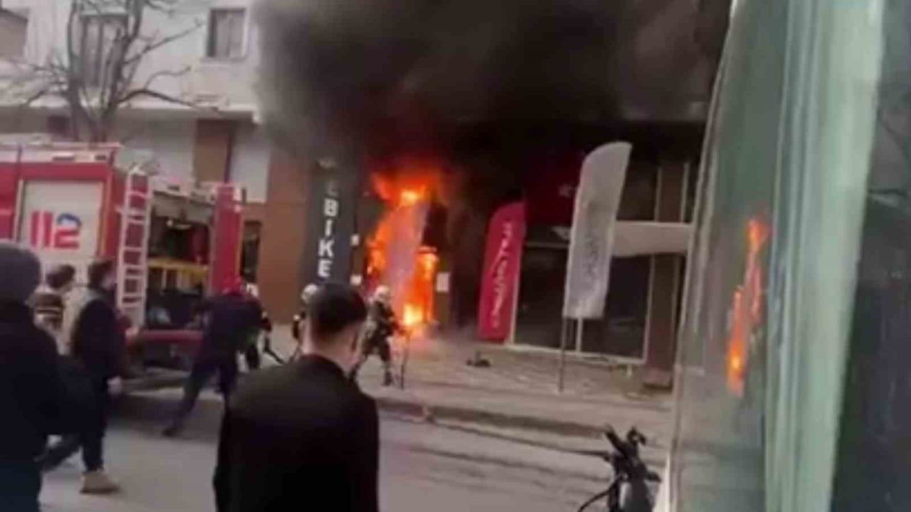 Çayırova'da bisiklet tamir dükkanında akü patlamaları sonucu yangın