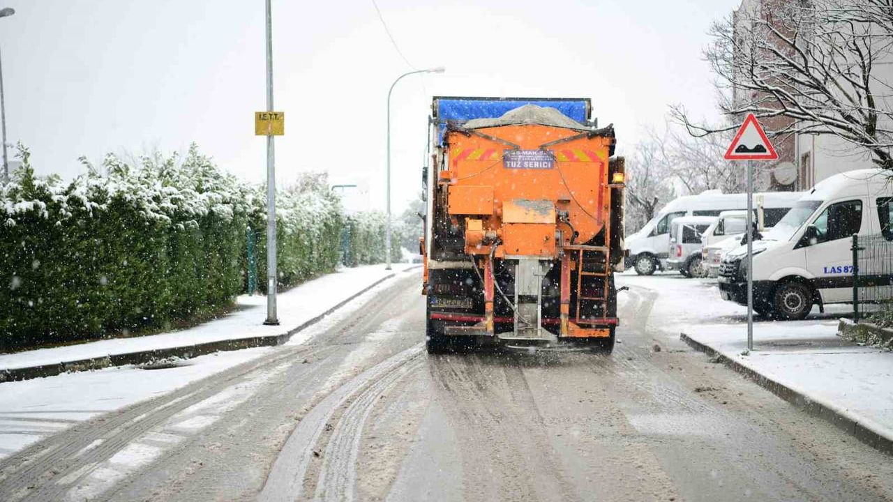 Çayırova’da karla mücadele 7 gün 24 saat devam ediyor