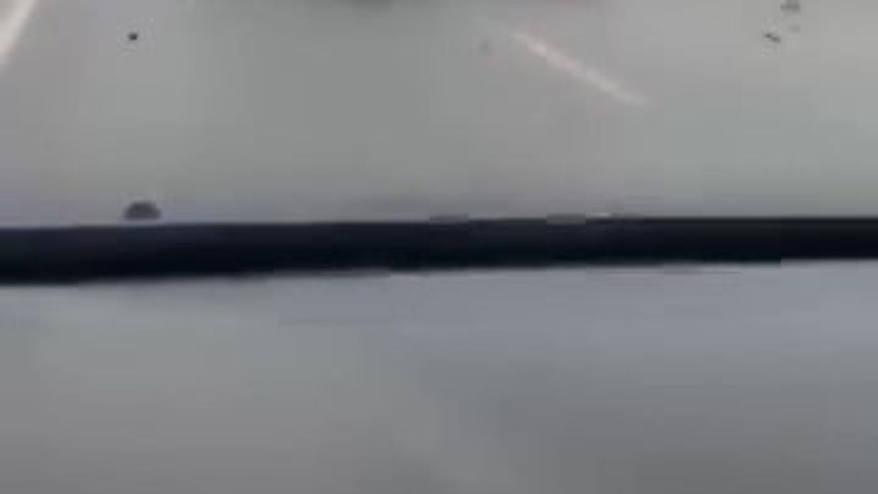 Çayırova'da yağışta makas atan otomobil takla attı