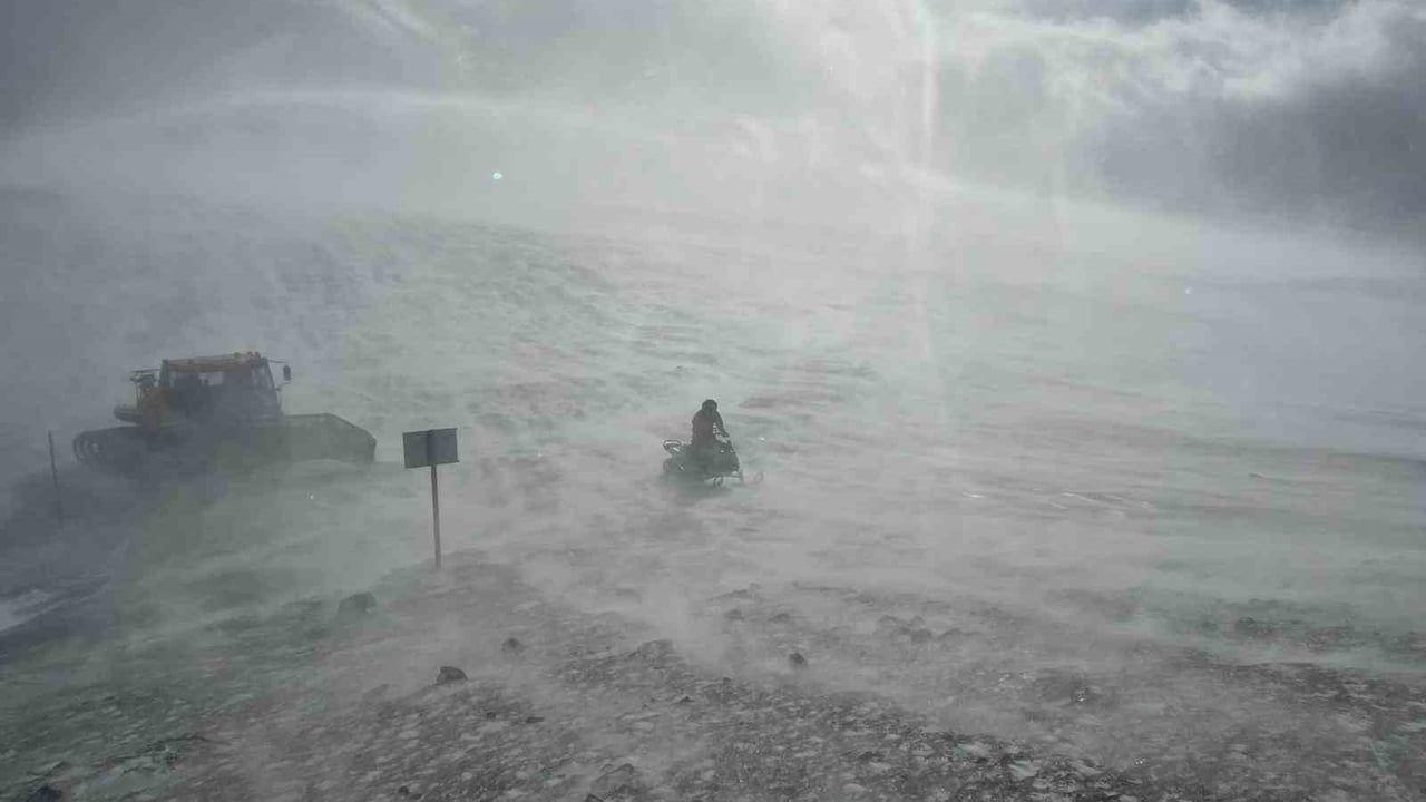 Çaykara Yaylalarında Kar Fırtınası Zirveye Çıktı