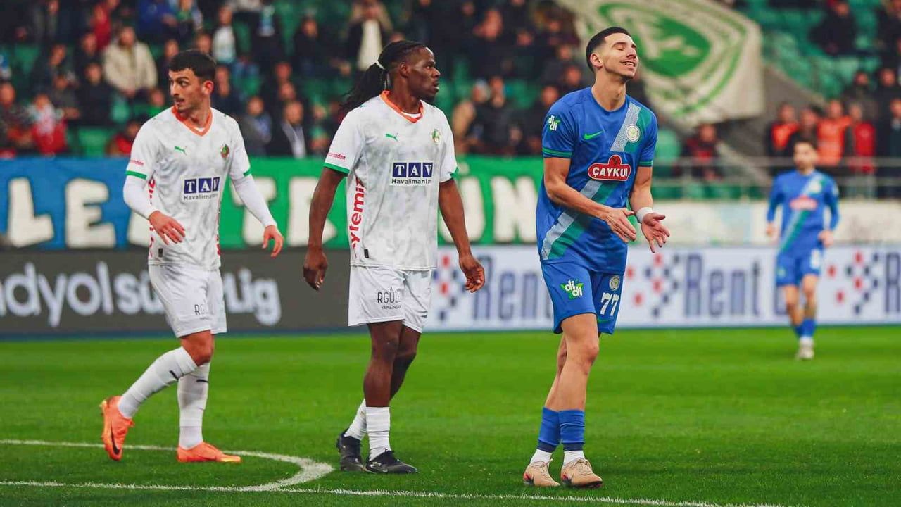 Çaykur Rizespor 0-0 Corendon Alanyaspor (İlk Yarı)