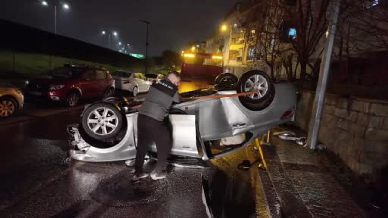 Çekmeköy'de otomobil takla attı: 3 yaralı