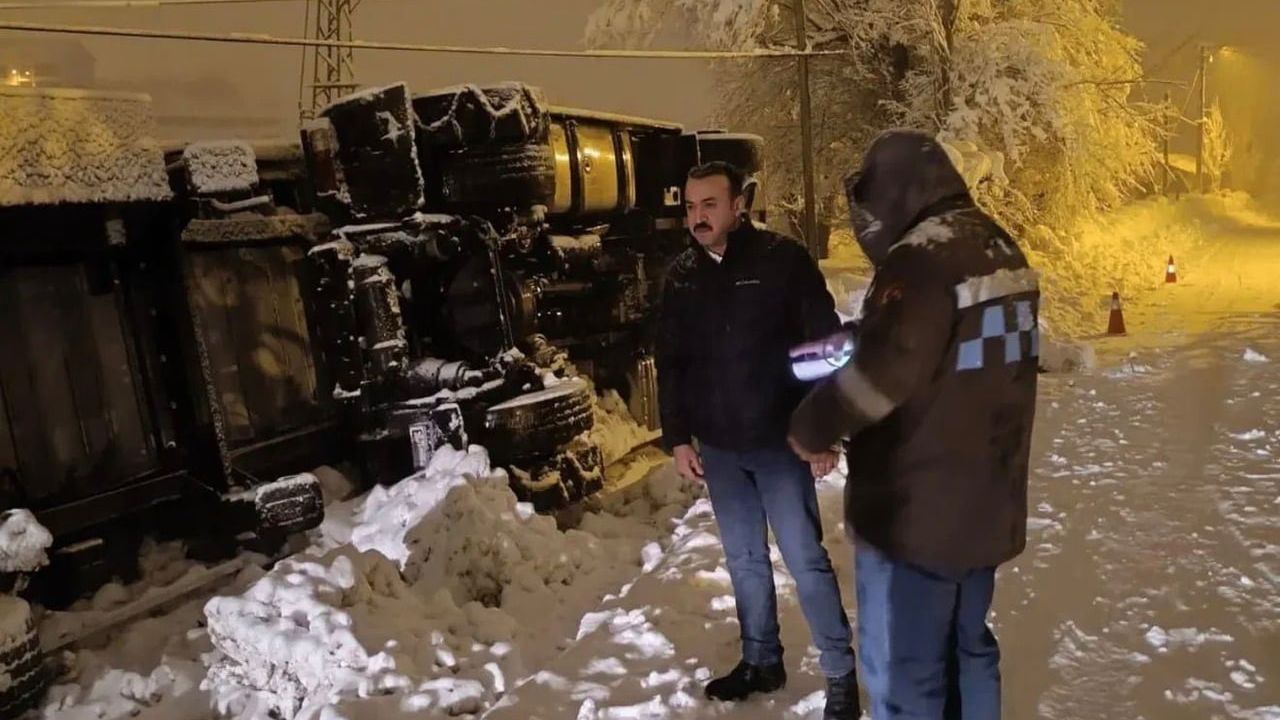 Çelikhan'da CNG tankeri kar nedeniyle şarampole devrildi