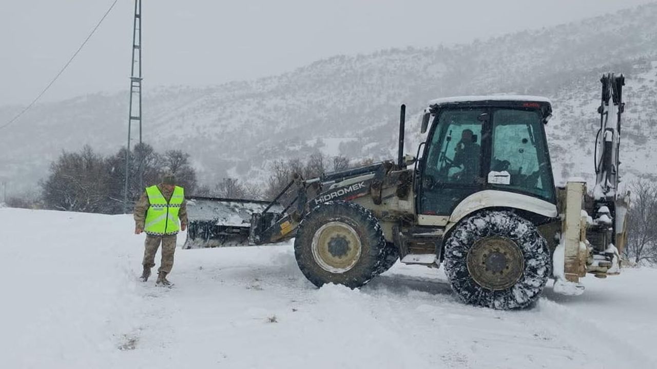 Çemişgezek’te karla kapanan Anıl Köyü yolu açıldı, hasta inek için acil veteriner müdahalesi yapıldı