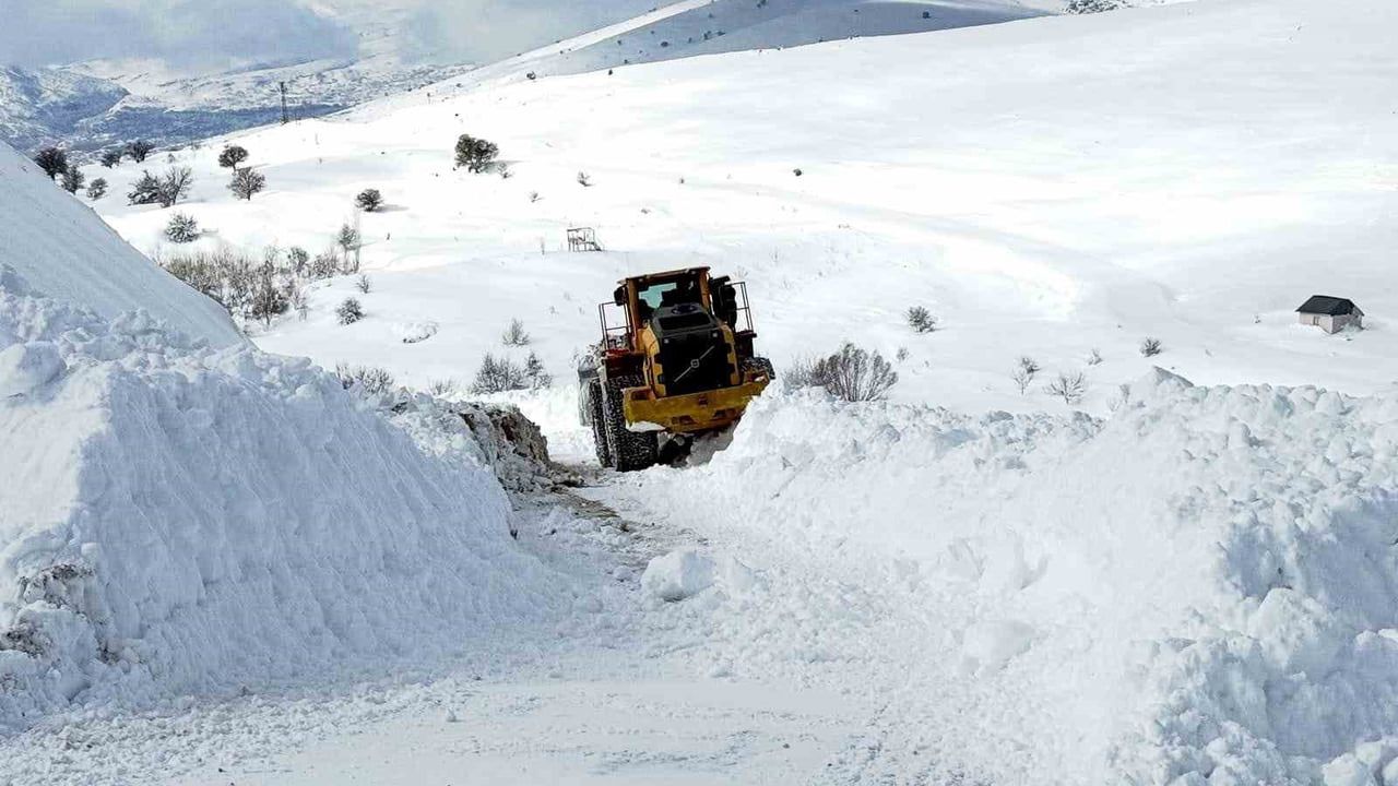 Çemişgezek’te karla mücadele ekiplerine köylüden duygusal teşekkür