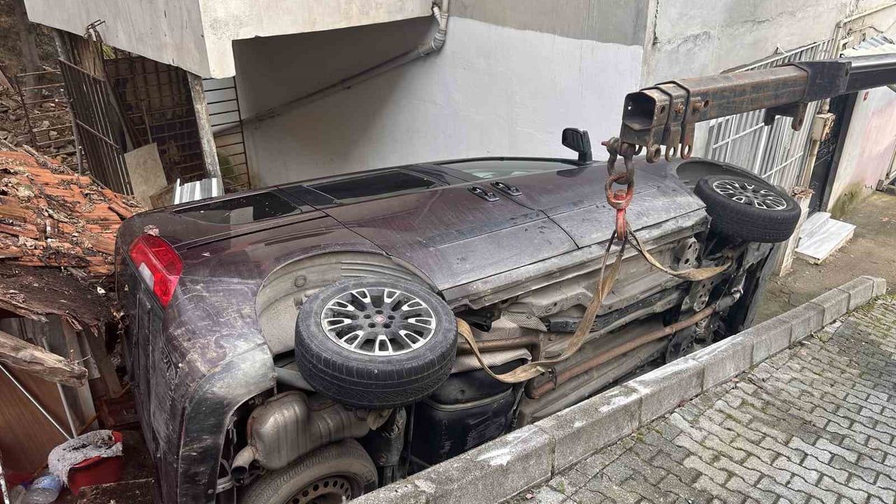 Çengelköy'de vitesi boşta kalan araç evin bahçesine düştü