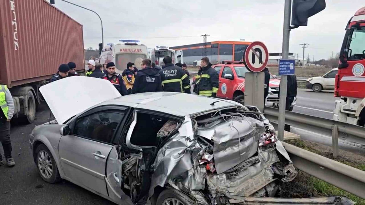 Çerkezköy'de ışıklarda bekleyen otomobile tır çarptı: 3 yaralı