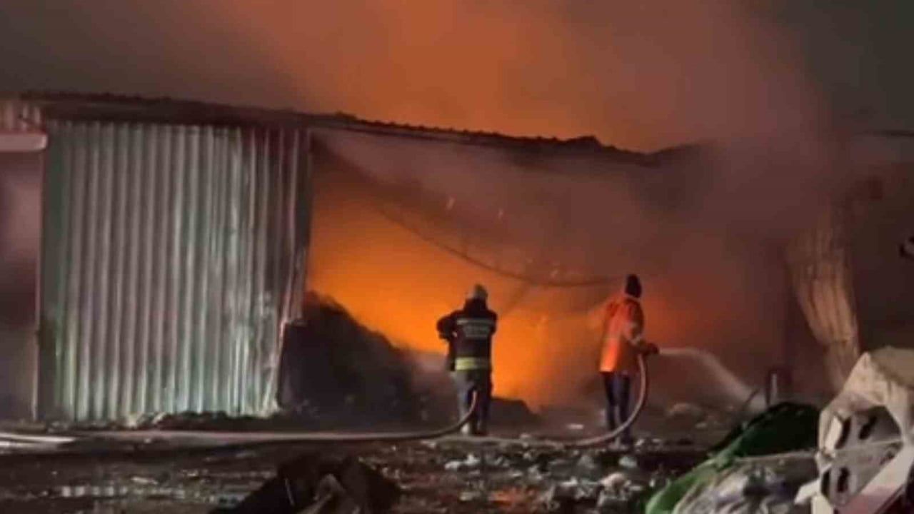 Çerkezköy Veliköy'de tekstil geri dönüşüm fabrikasında yangın kontrol altına alındı