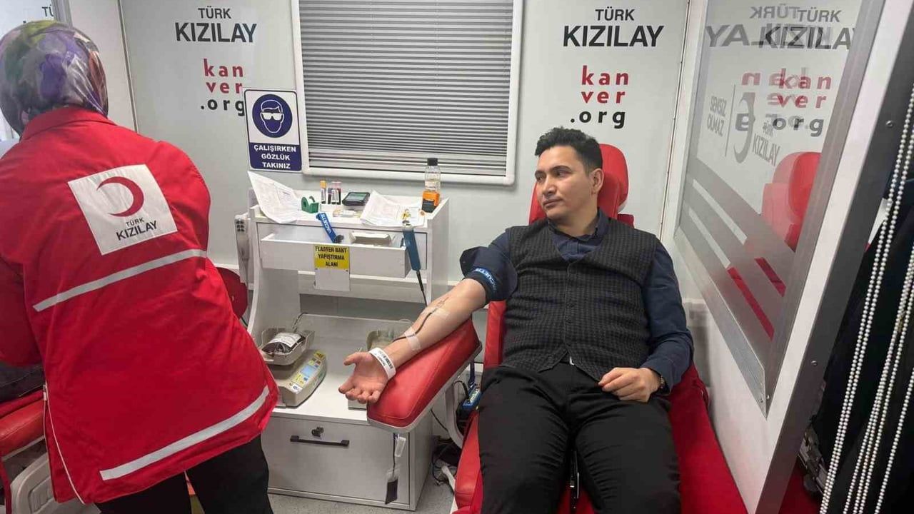 Çermik Kaymakamı Adem Karataş Kızılay’a Kan Bağışında Bulundu
