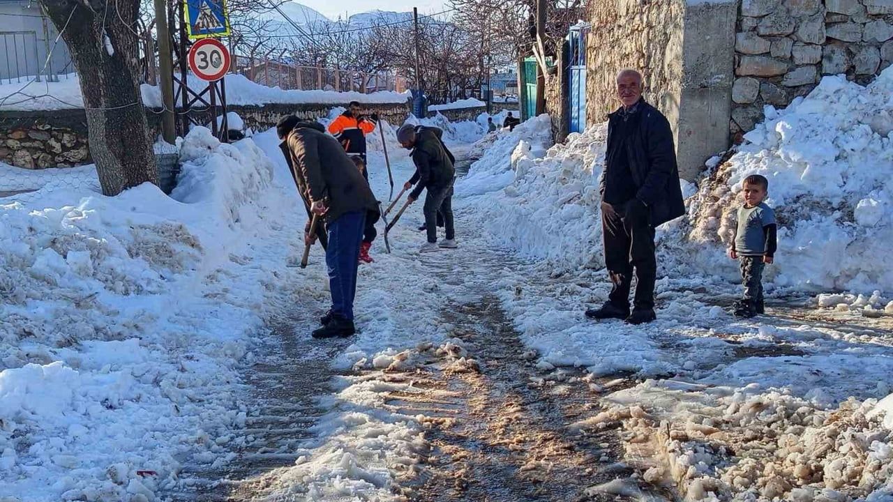 Çermik Kuyu Mahallesi'nde Vatandaşlar Kapanan Sokakları Kendi İmkanlarıyla Açtı