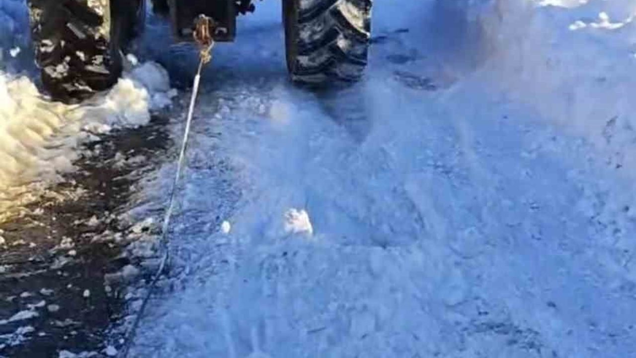 Çermik'te donan çeşmeler için üç traktör bir araya gelerek 9 km su taşıdı