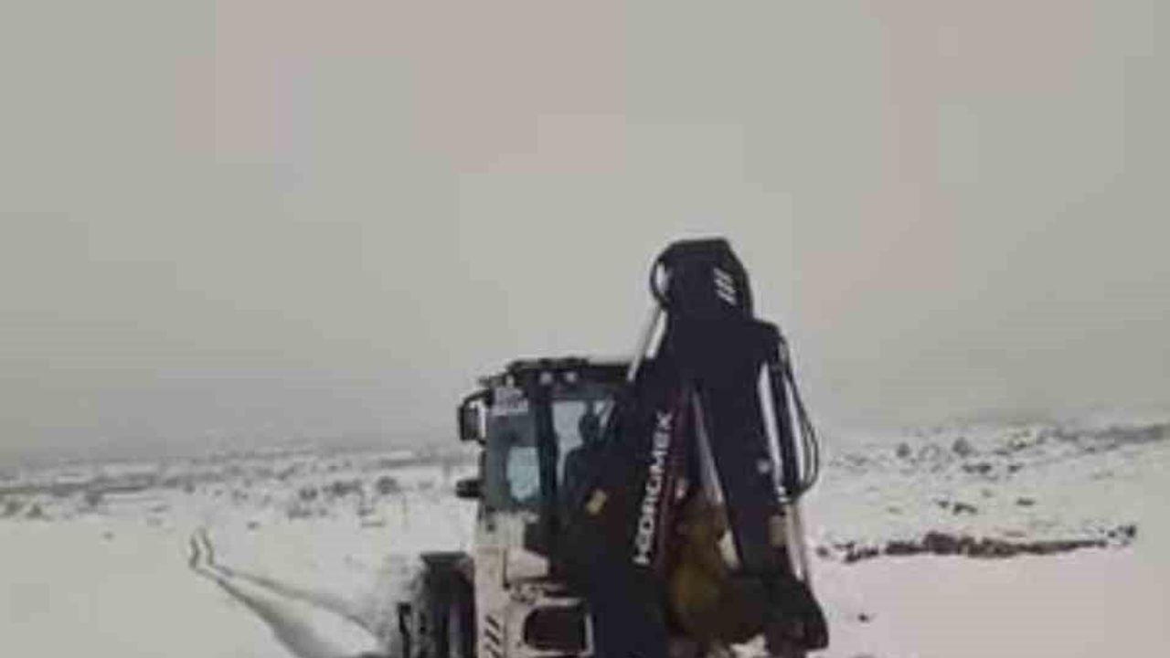 Çermik'te kar nedeniyle kapanan mahalle yolları ulaşıma açıldı