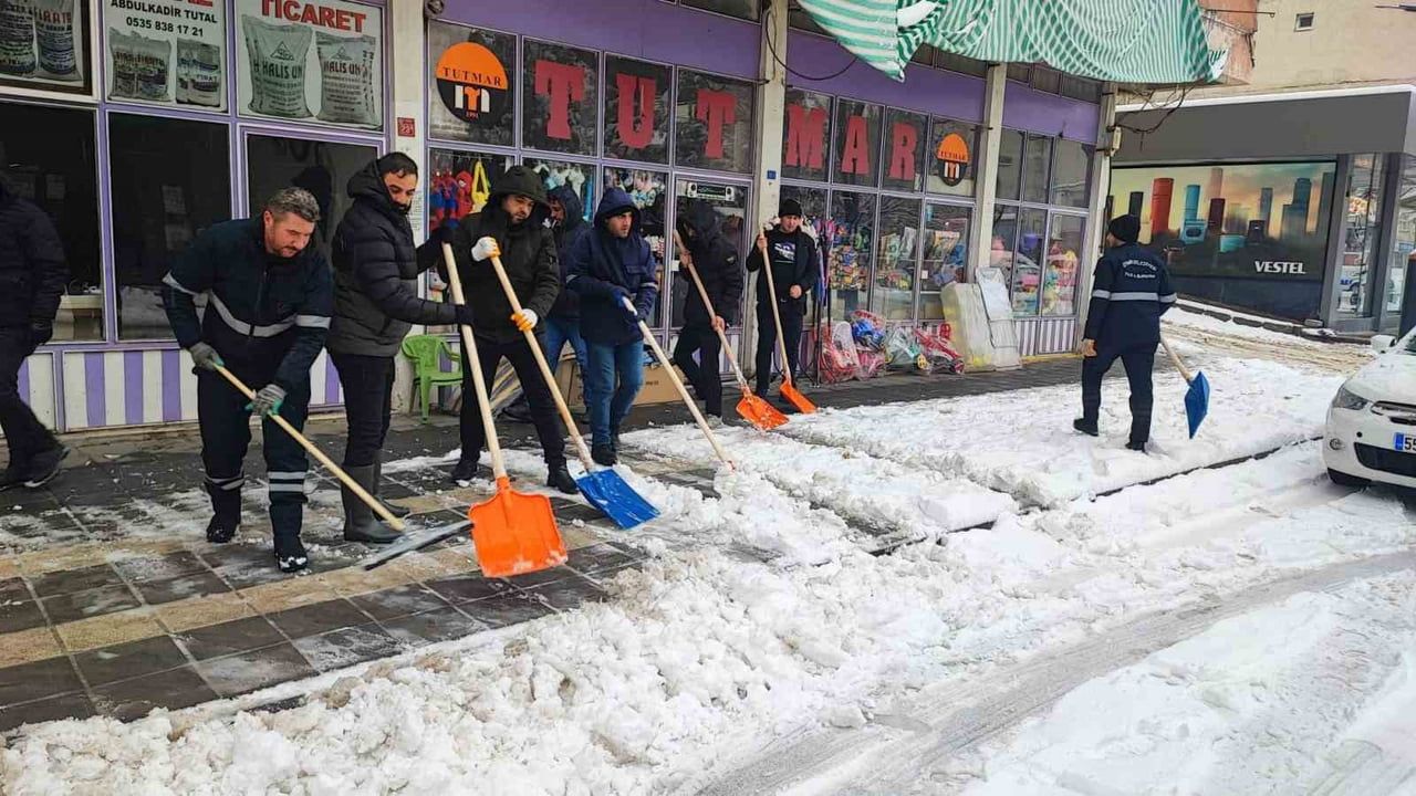 Çermik'te kar temizleme ve yol açma çalışmaları yoğunlaştı