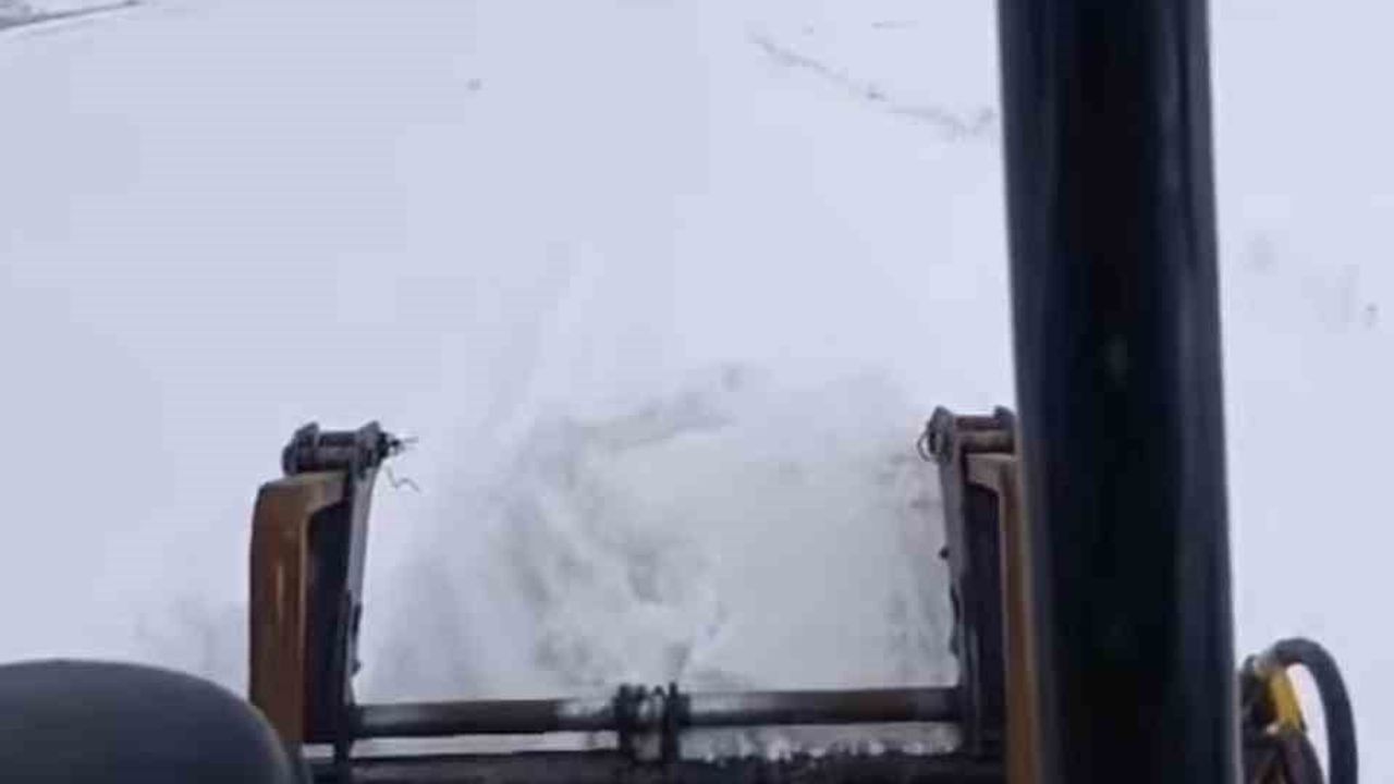 Çermik'te kırsal mahalle yolları kar temizliğiyle ulaşıma açılıyor