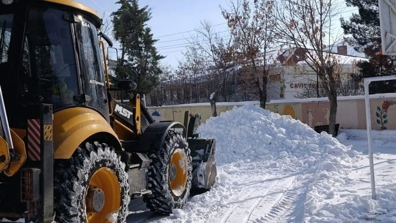 Çermik’te okullar kar sonrası eğitime hazırlandı