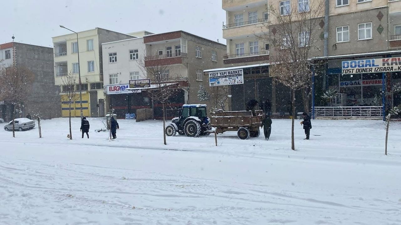 Çermik'te yoğun kar: Siverek, Ergani ve Çüngüş yolları ulaşıma kapandı