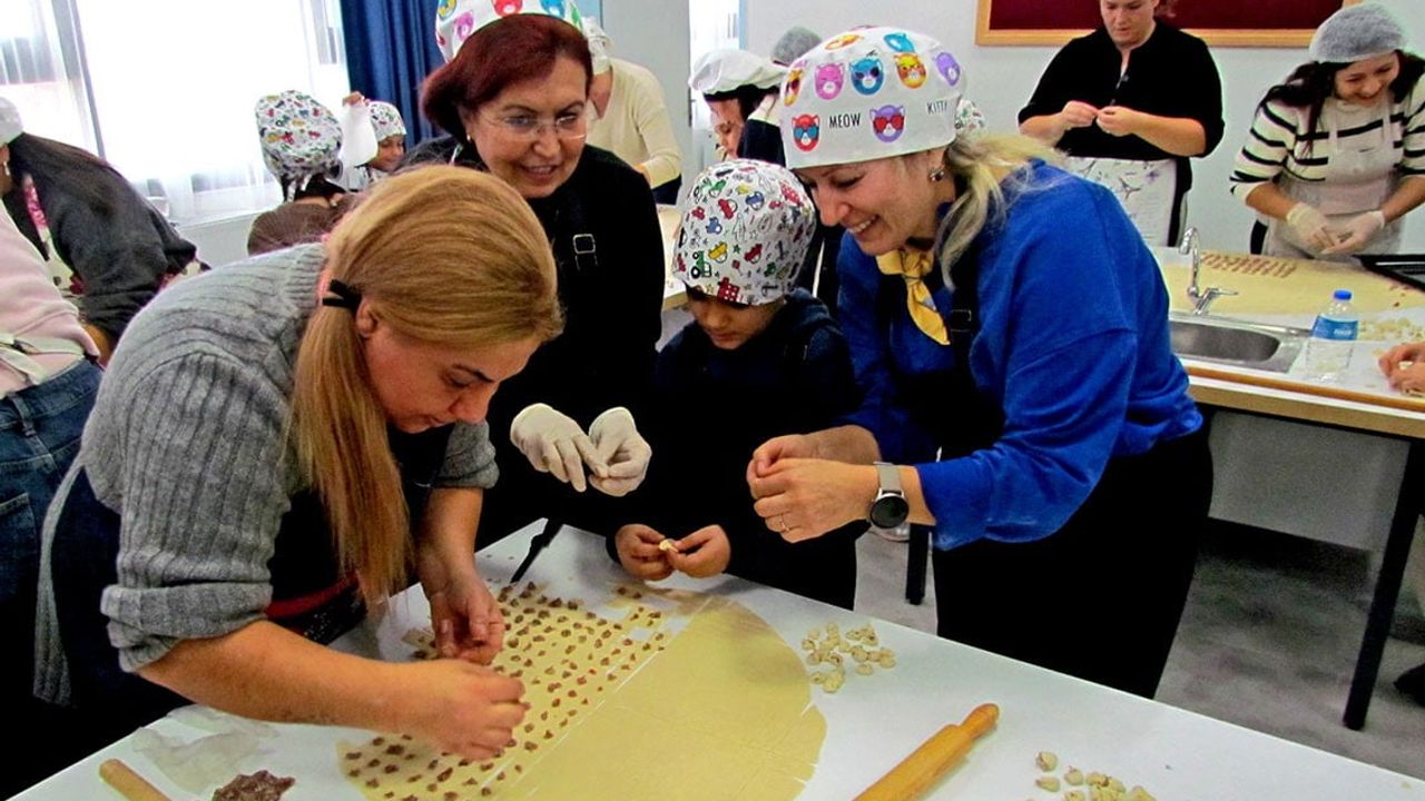 Çeşme’de 15 Eylül Mustafa Çapkan İlkokulu öğrencileri Namık Kemal’de mantı yaptı