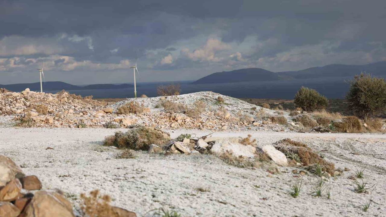 Çeşme'de Yılın İlk Gününde Nadir Kar Sürprizi