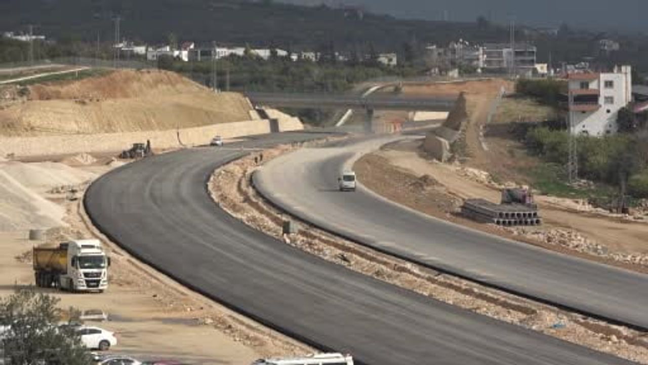 Çeşmeli–Kızkalesi Otoyolu'nda çalışmalar yüzde 84 tamamlandı: 4 bin kişilik ekiple hızla ilerliyor