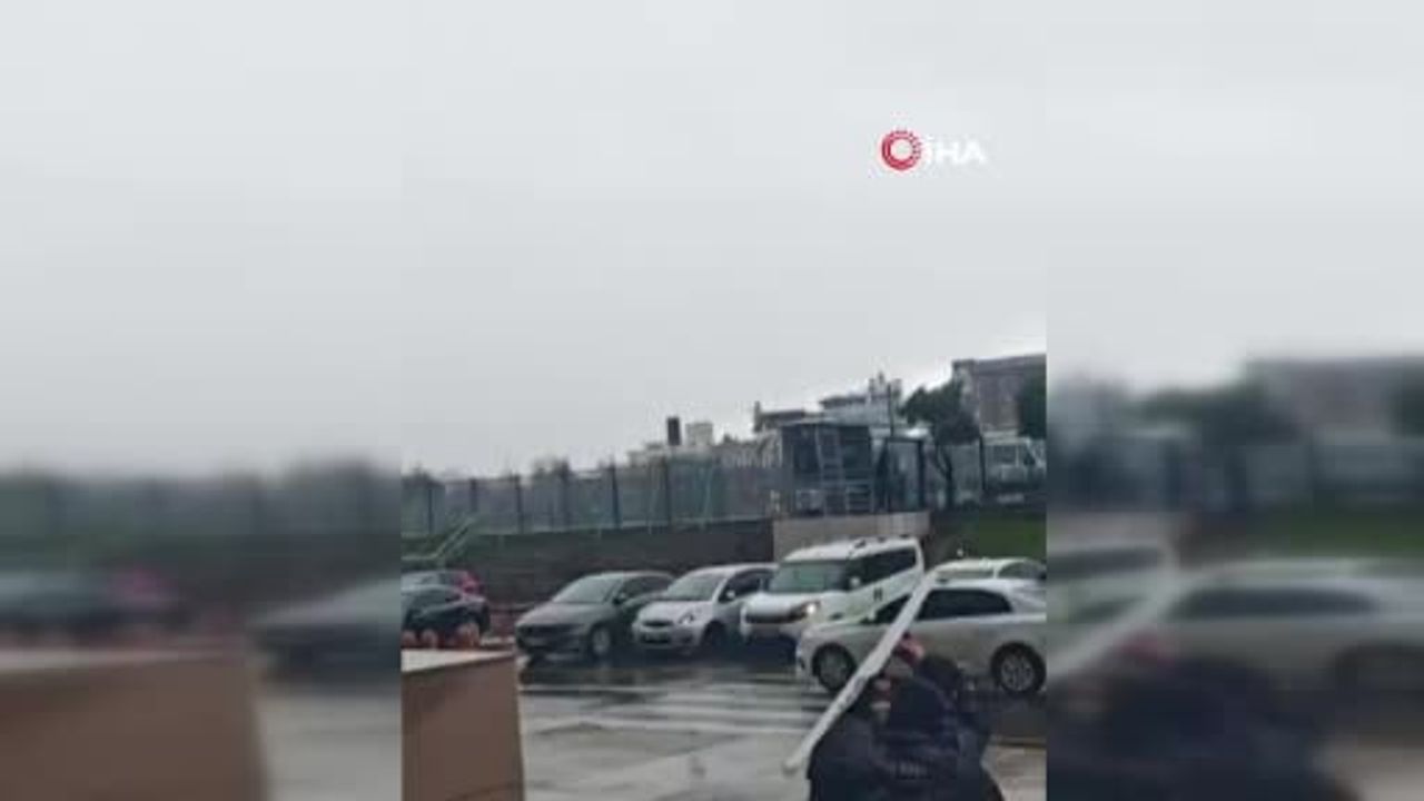 Çevik Kuvvet Polisi anne ve bebeği fırtınadan kalkanıyla korudu