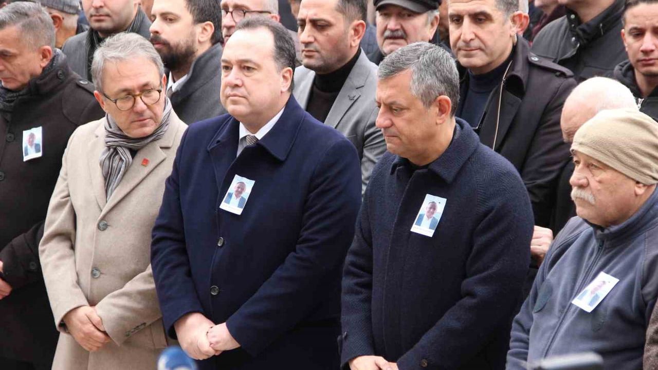 CHP Genel Başkanı Özgür Özel, Manisa'da cenaze törenine katıldı