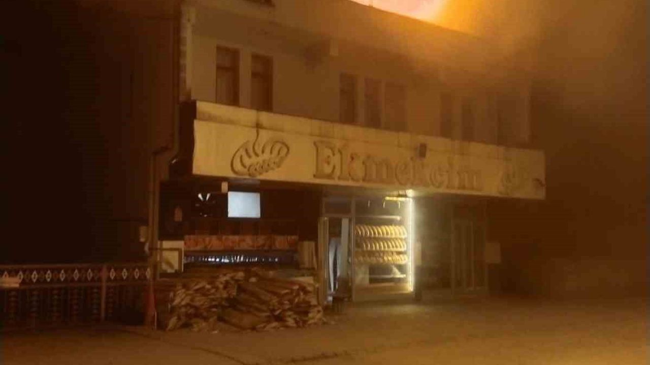 Cide'de fırının üst katındaki çatı yangını itfaiye tarafından söndürüldü