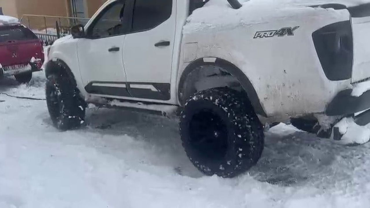 Çıldır'da buzlanma nedeniyle araçlar yolda kaldı