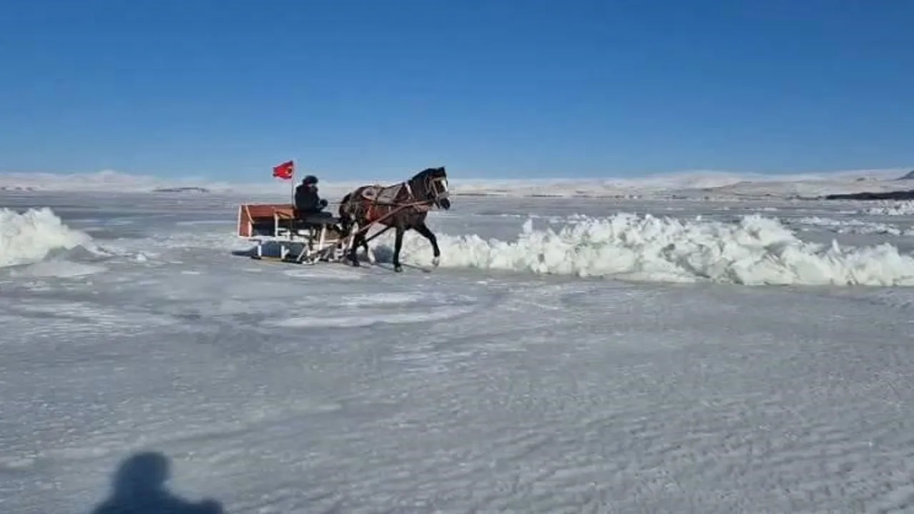 Çıldır Gölü tamamen dondu: Eksi 30'da atlı kızak keyfi