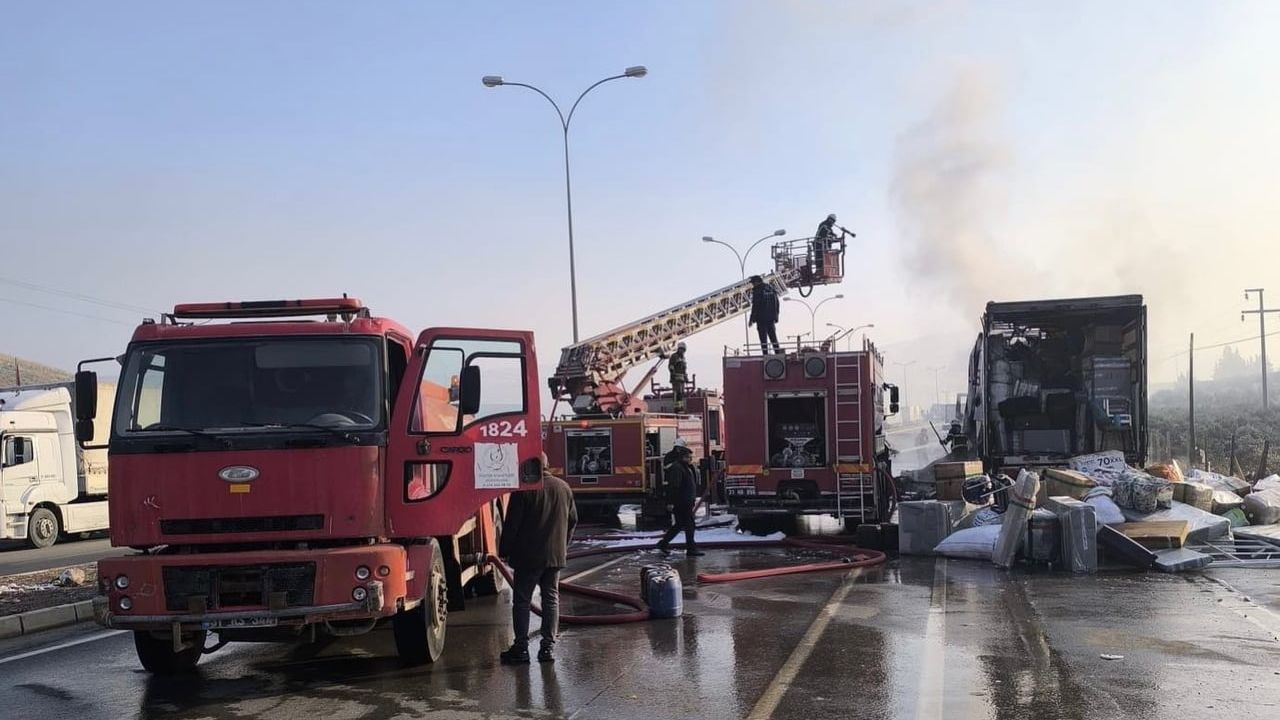 Cilvegözü'nde Suriye'ye Geçmeyi Bekleyen Tır Yandı