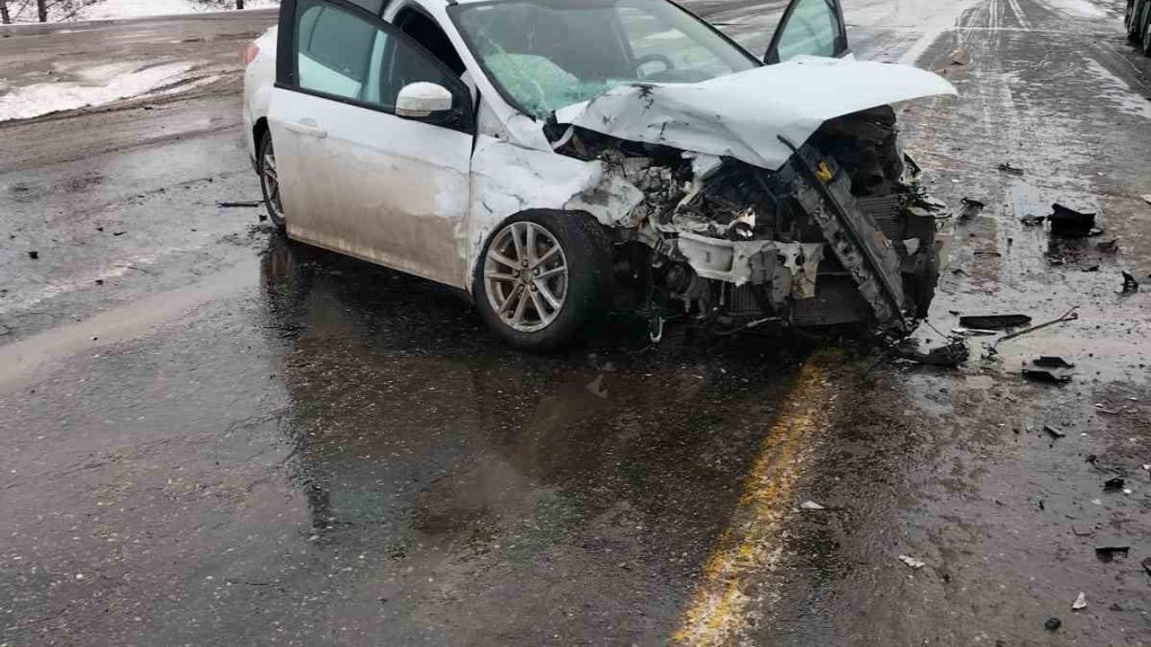 Çınar'da tır ile otomobil çarpıştı: 2 yaralı