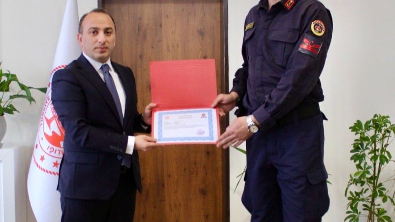 Çine Kaymakamı Ali Erdoğan, Jandarma Personeline Başarı Belgesi Verdi