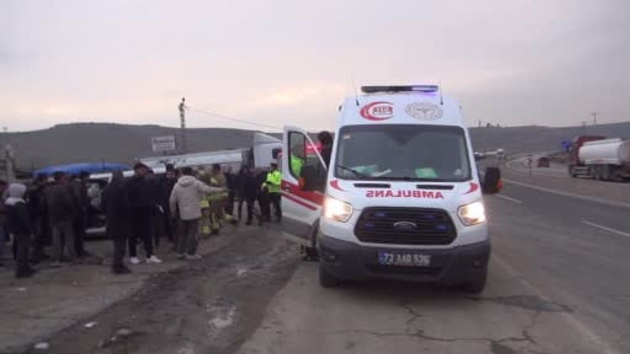 Cizre’de hafif ticari araç park halindeki tıra çarptı: 1 yaralı