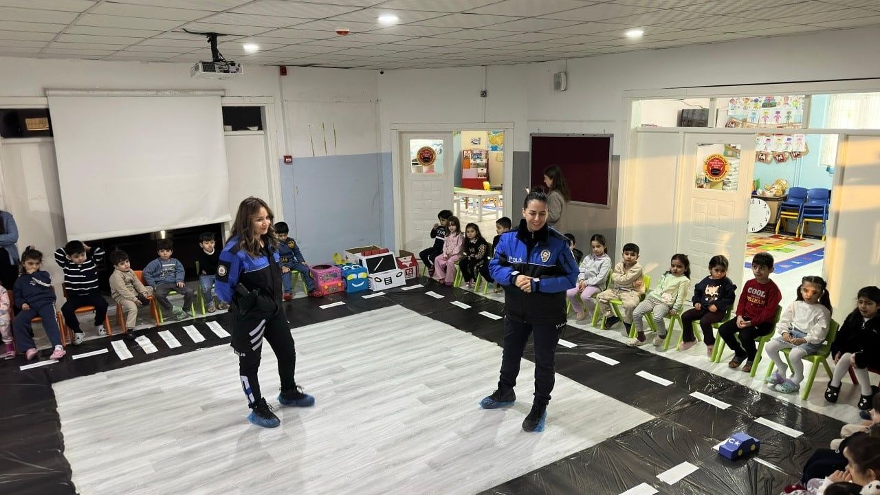 Cizre’de Miniklere Polislik ve Trafik Bilinci Eğitimi