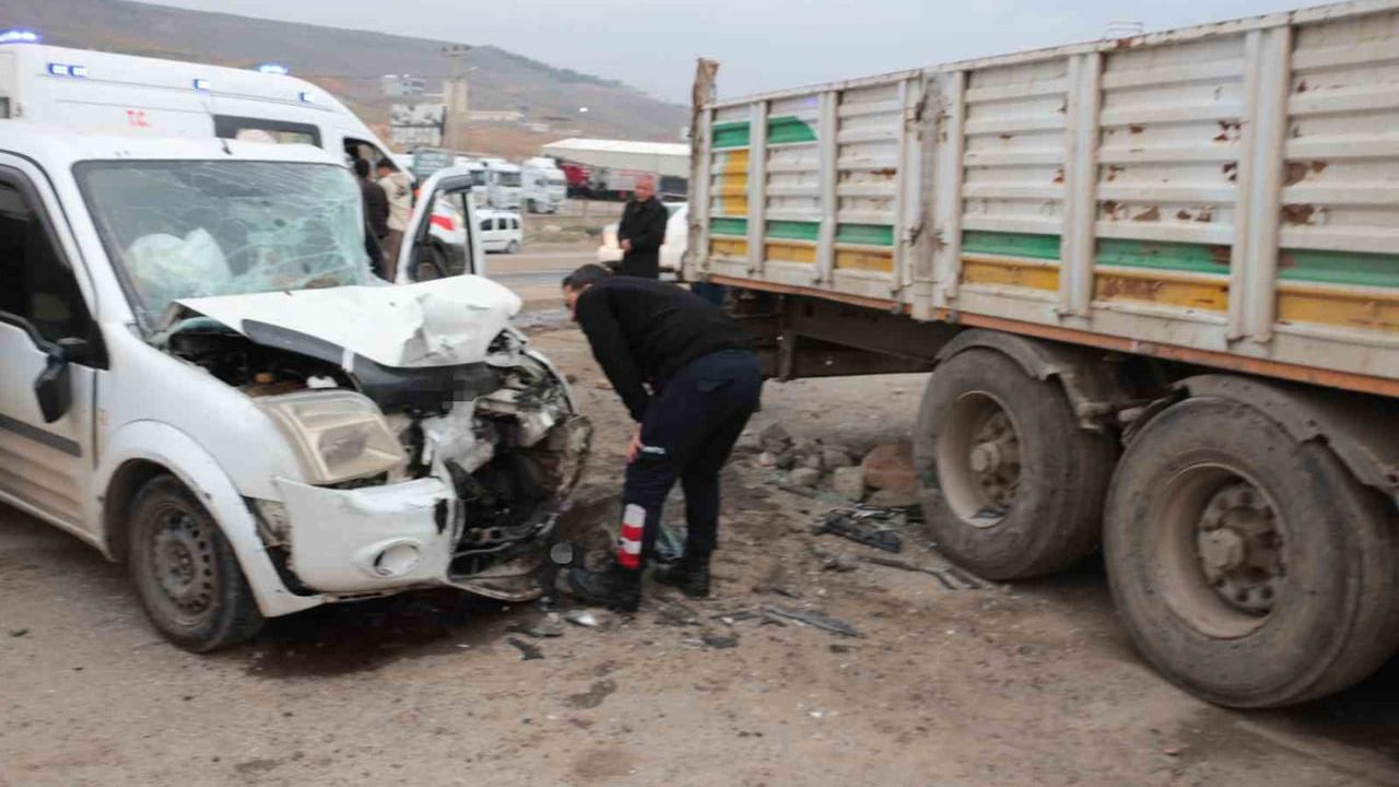 Cizre'de park halindeki tıra çarpan hafif ticari araç: 1 yaralı