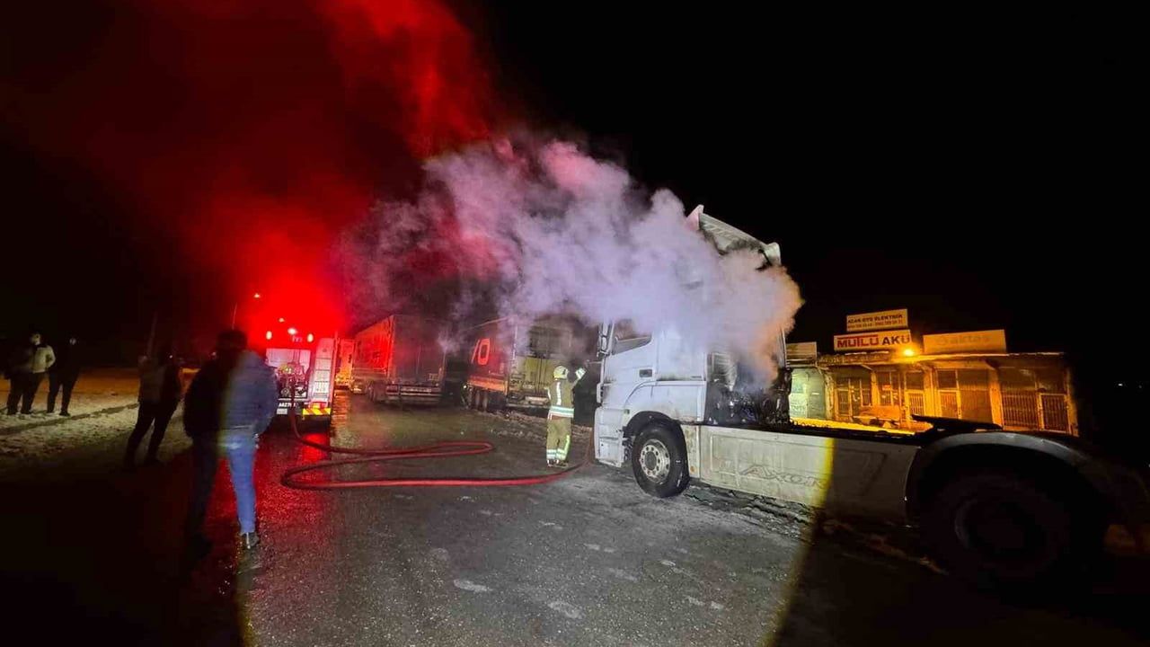 Cizre'de seyir halindeki TIR alev aldı: Sürücü aracını kenara çekti, itfaiye müdahale etti