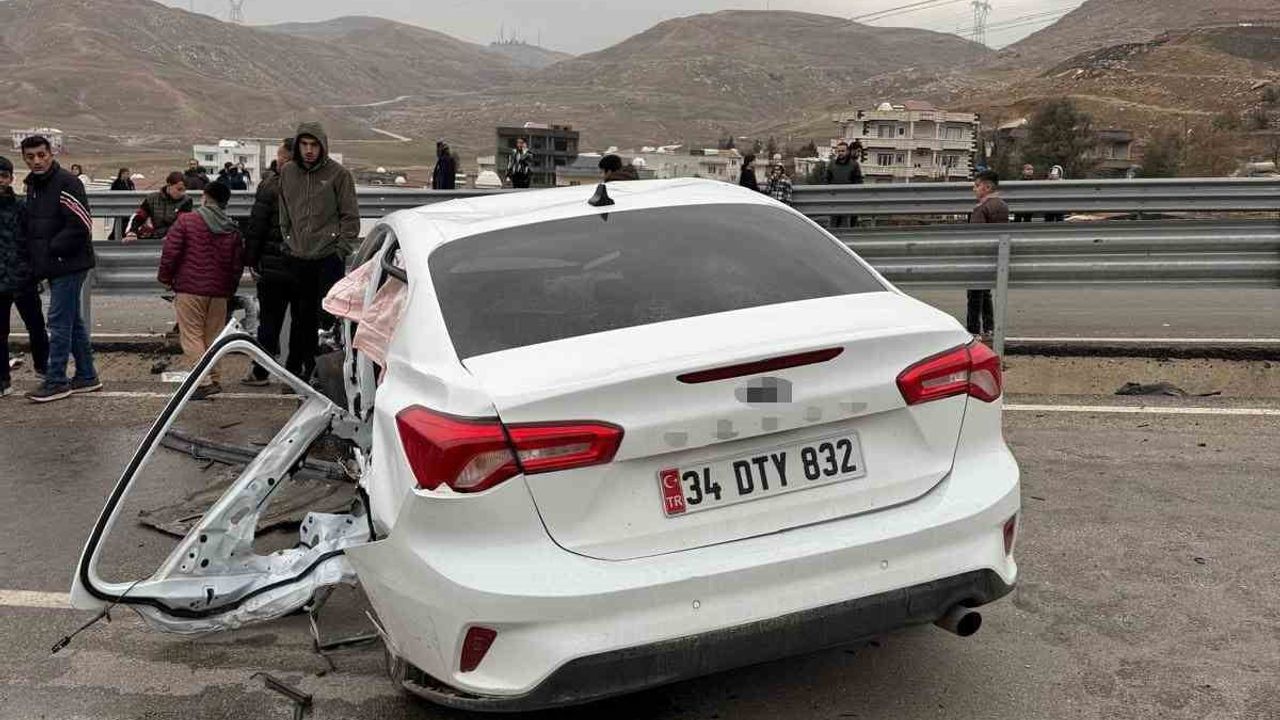 Cizre'de virajı alamayan araç bariyerlere çarptı — 5 yaralı