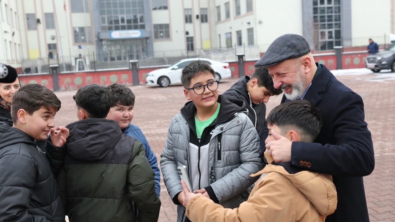 Çolakbayrakdar: Evlatlarımızın eğitimi için çalışıyoruz