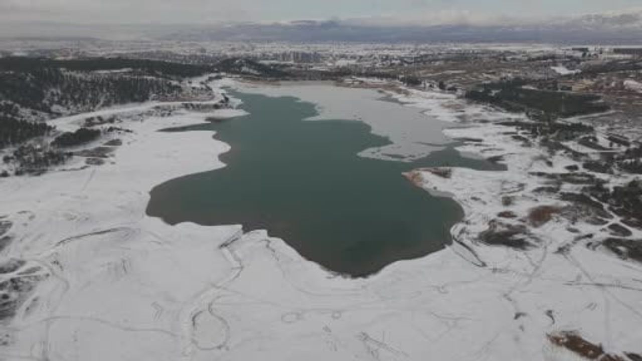 Çomar Barajı'nda kar ve buzun oluşturduğu görsel şölen