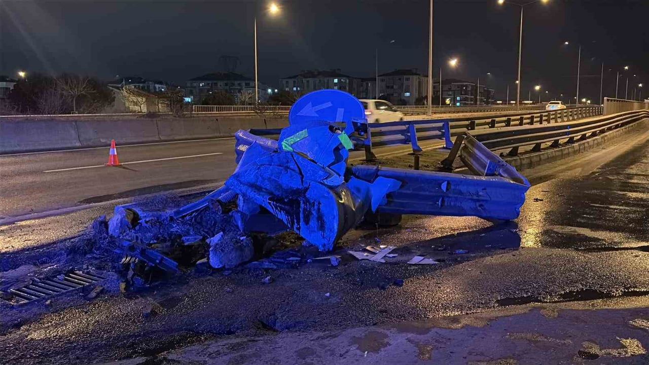 Çorlu'da alkollü sürücünün kamyoneti bariyere saplandı