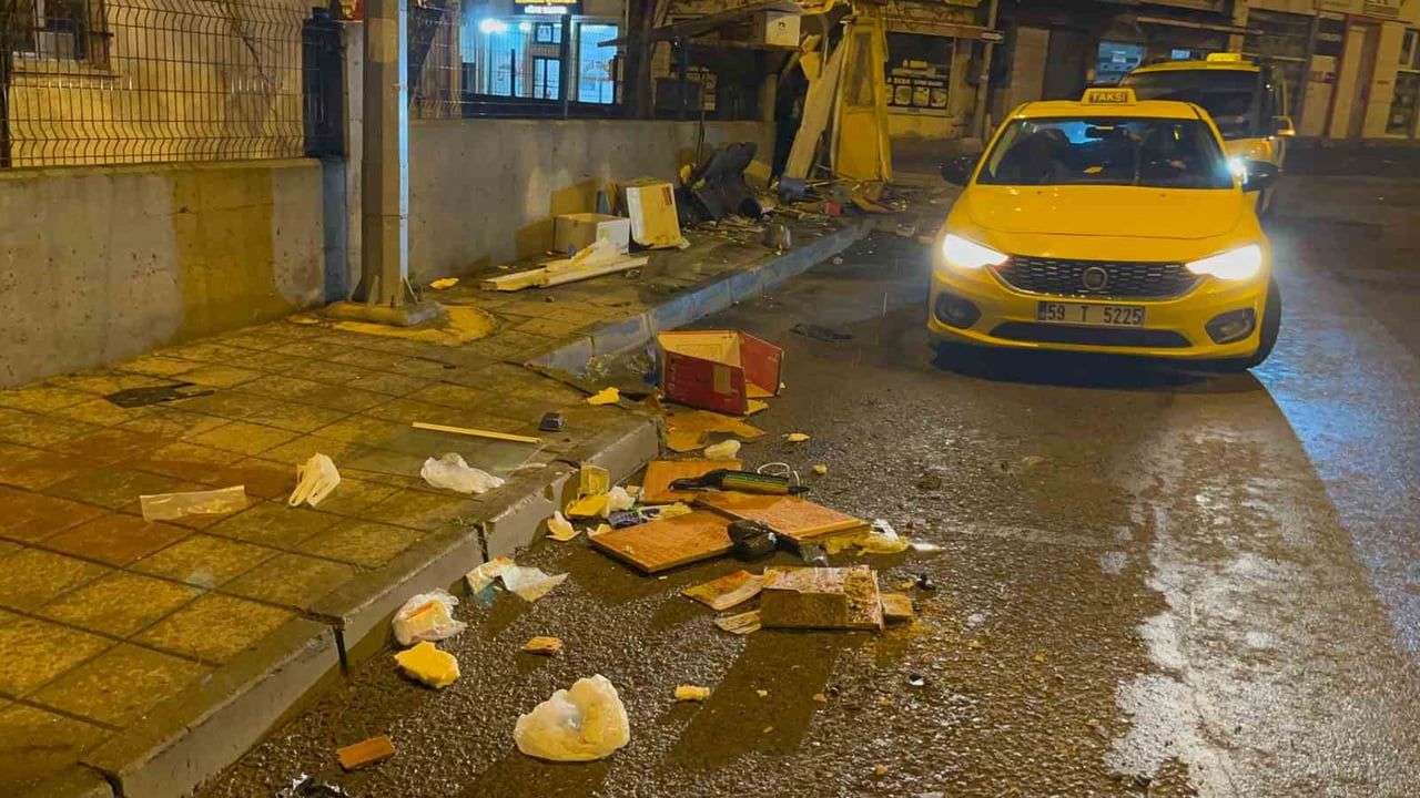 Çorlu'da kamyonet taksi durağına daldı; sürücü olay yerini terk etti