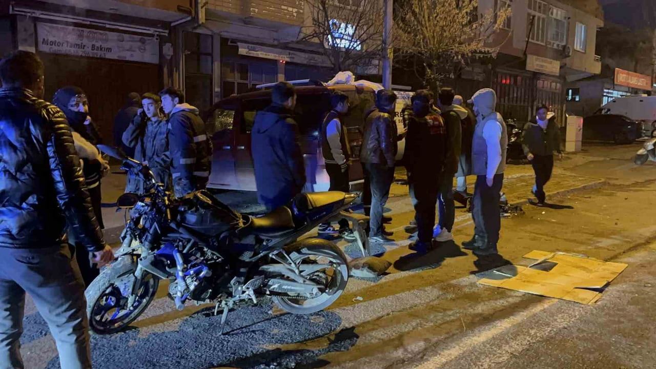 Çorlu'da motosiklet ile hafif ticari araç çarpıştı: 2 yaralı