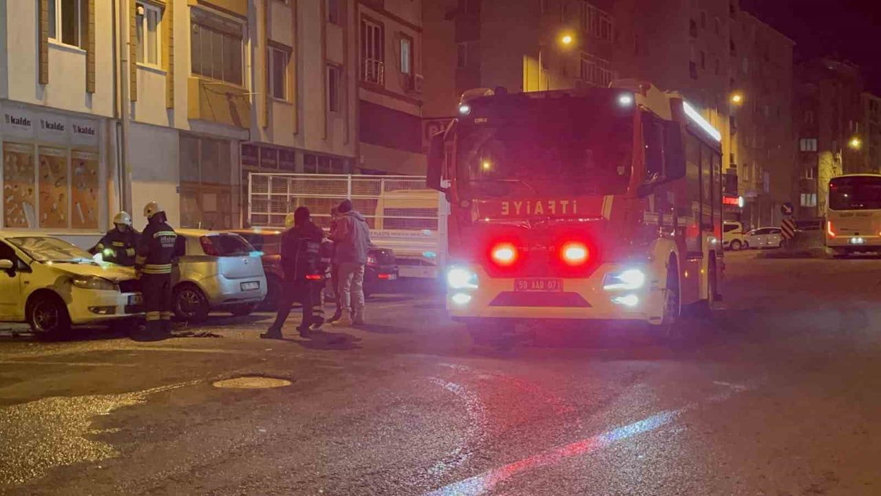 Çorlu’da park halindeki otomobil alev aldı