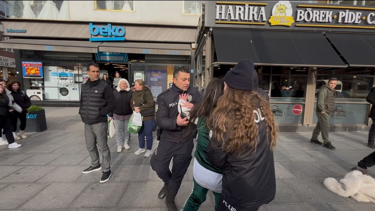 Çorlu'da trafiği tehlikeye atan genç kız polis tarafından bölgeden uzaklaştırıldı
