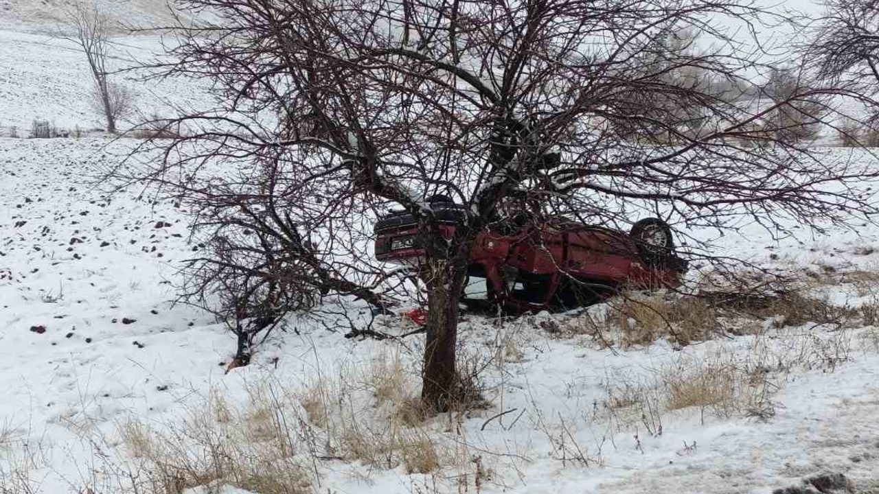 Çorum Alaca'da otomobil ağaca çarpıp takla attı: 4 yaralı