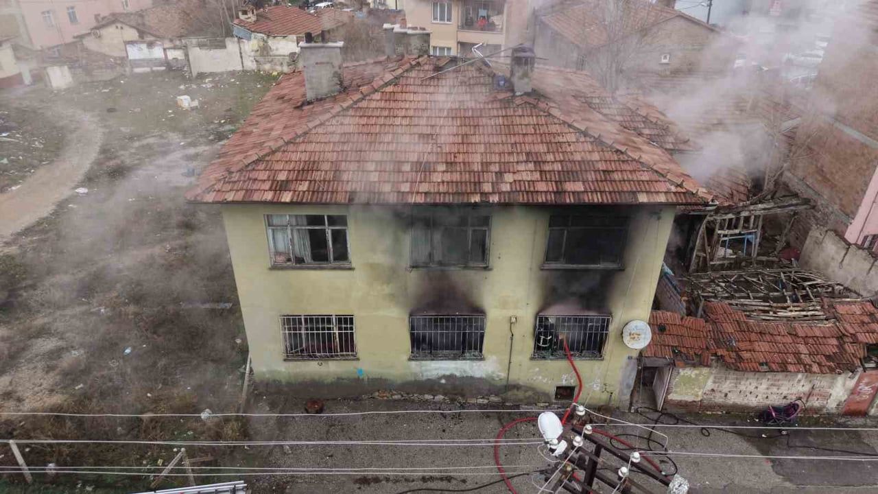 Çorum'da 2 katlı evde yangın: can kaybı yok