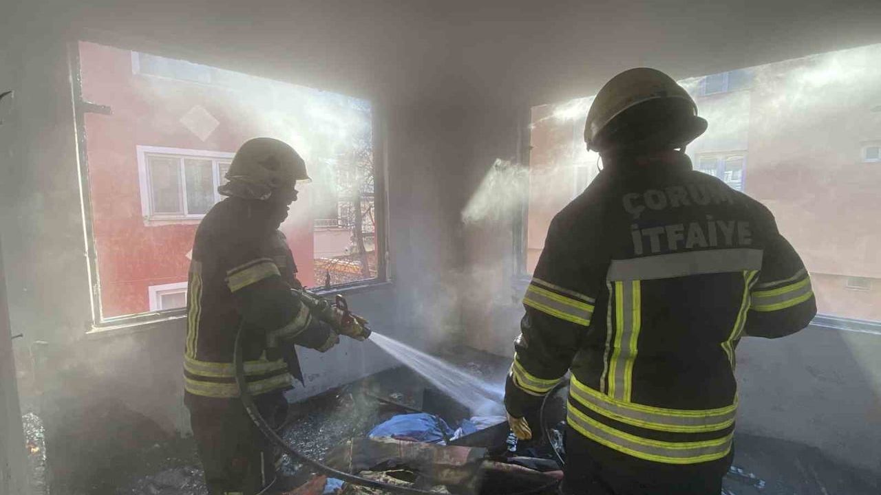 Çorum'da 3 katlı metruk binada yangın söndürüldü