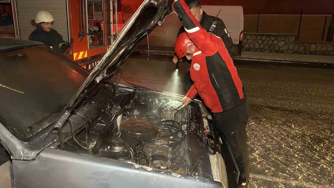 Çorum'da motor yangını: 19 SE 233 plakalı araç itfaiye tarafından kurtarıldı